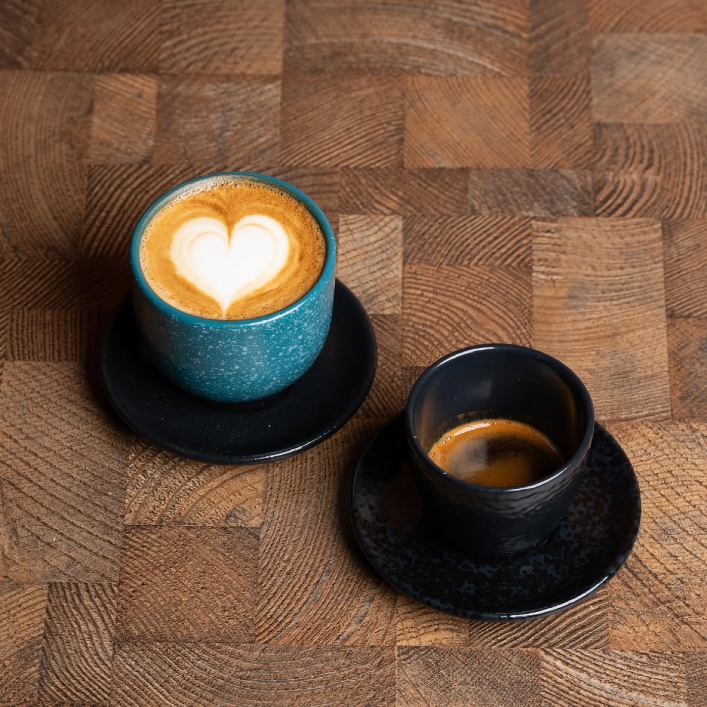Latte art hati di cangkir biru Skoee