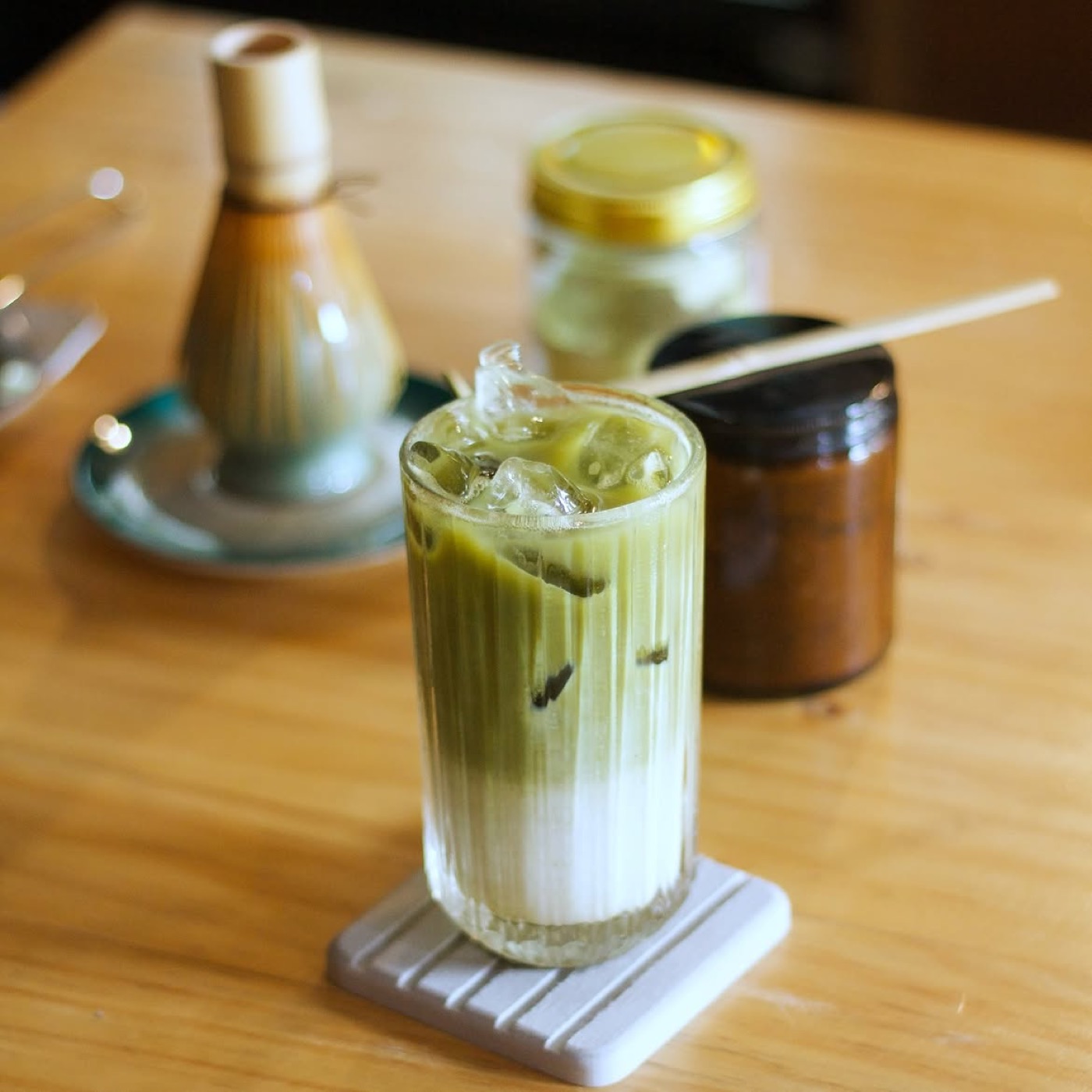 Es matcha latte dengan whisk bambu