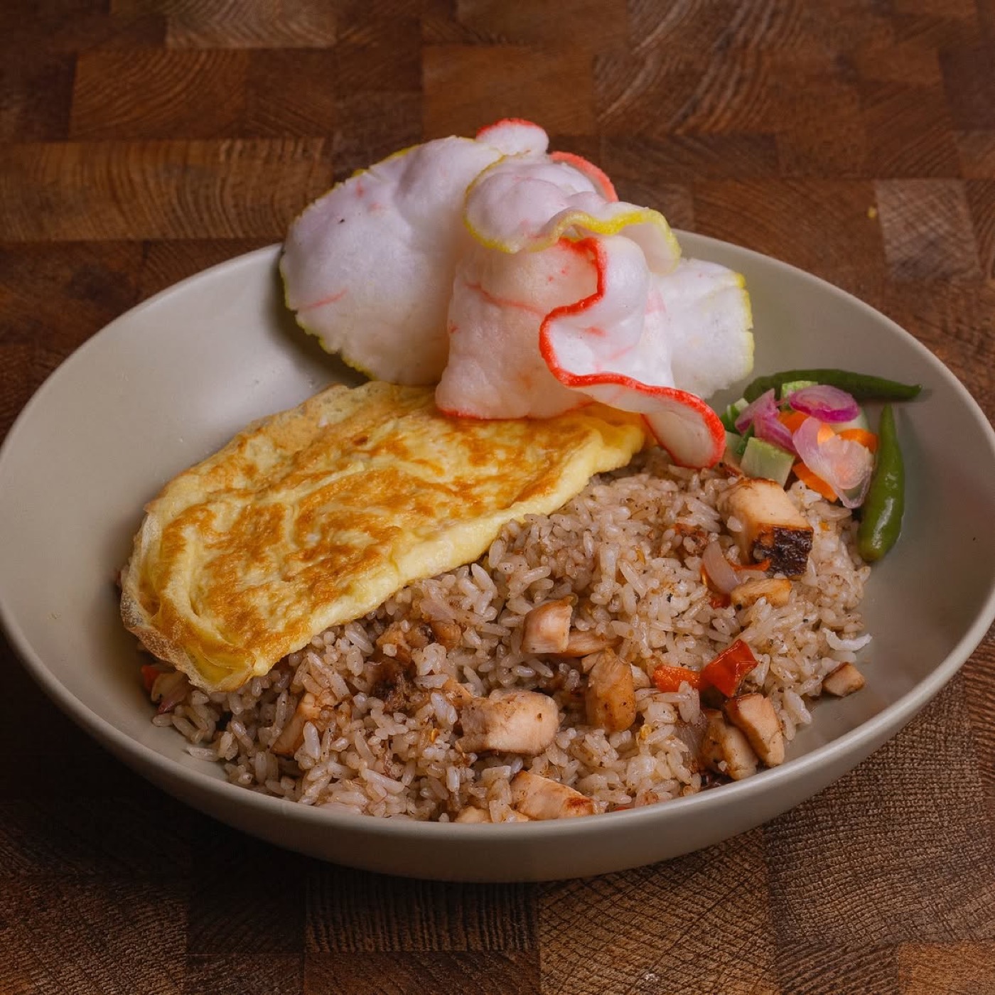 Nasi goreng ayam asap dengan telur dadar