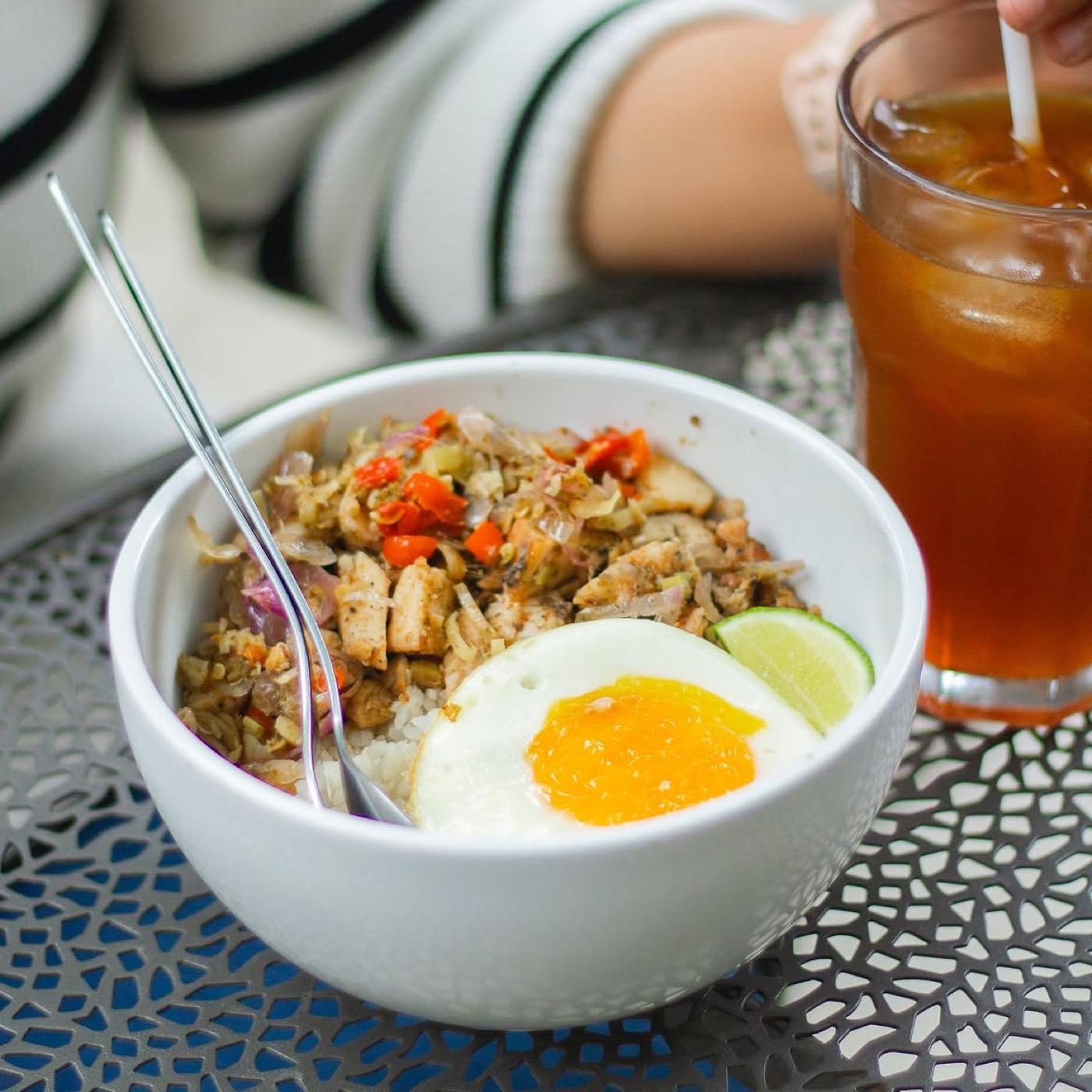 Smoked chicken sambal matah dengan telur