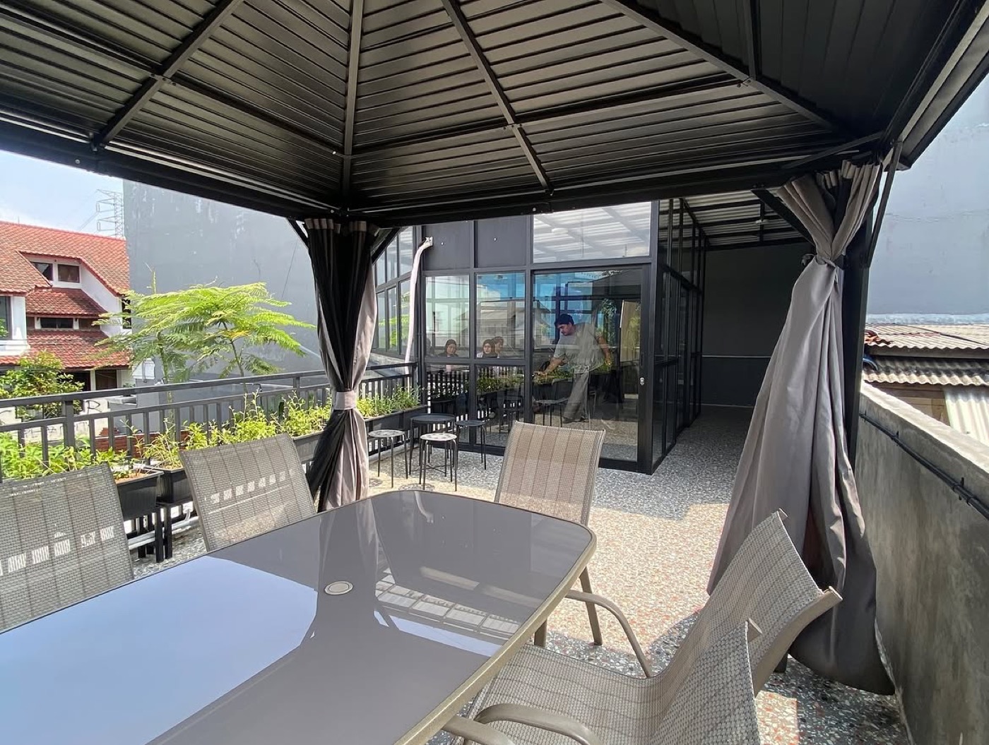 Area rooftop Skoee dengan gazebo