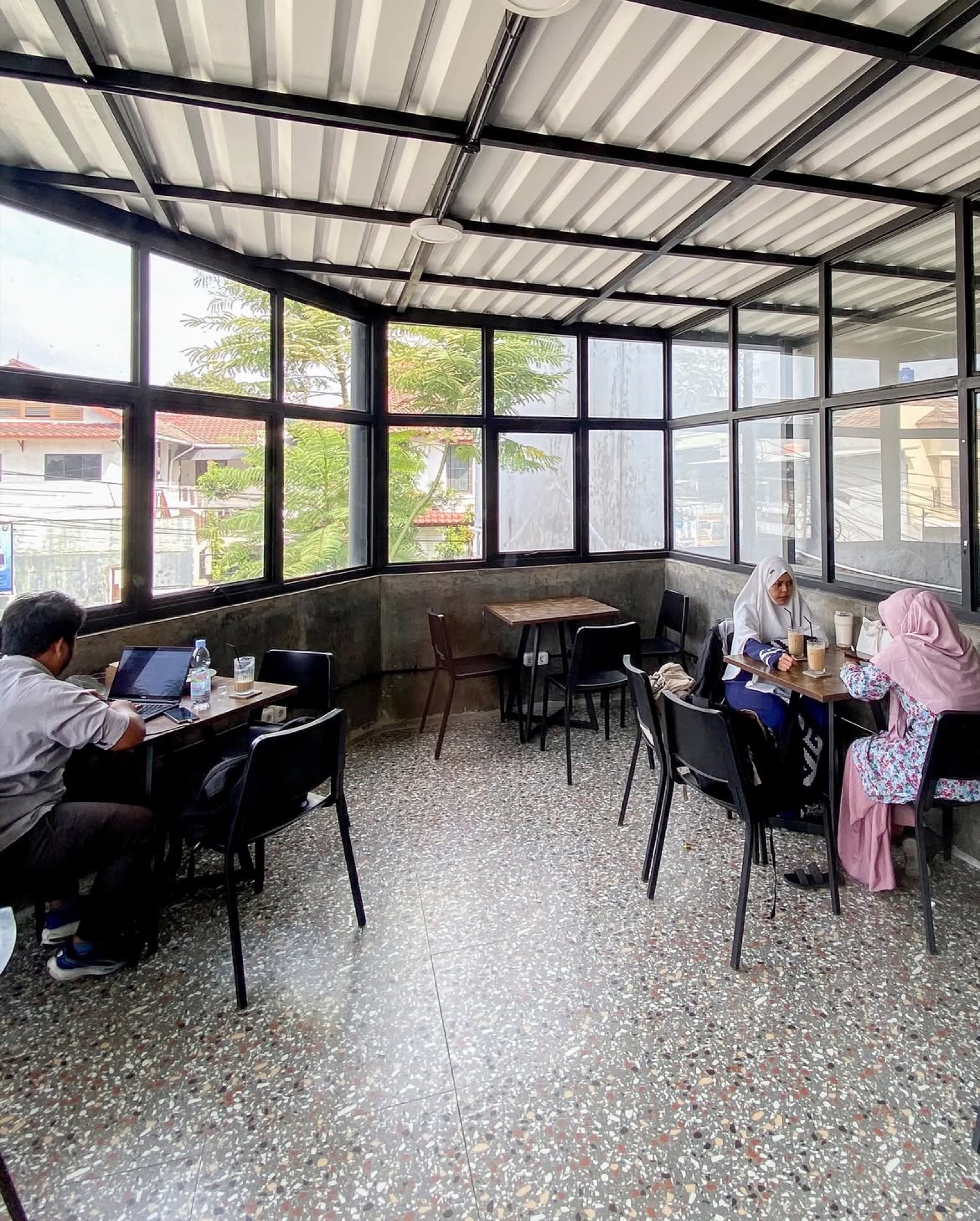 Suasana glasshouse Skoee yang terang dengan pengunjung