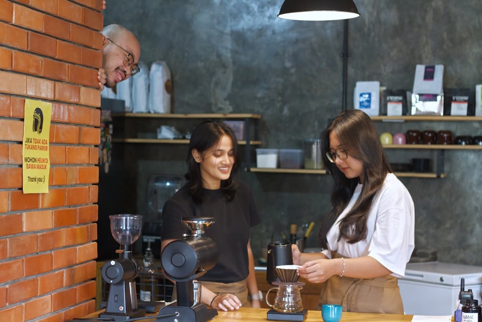 Barista Skoee menyeduh manual brew di belakang bar